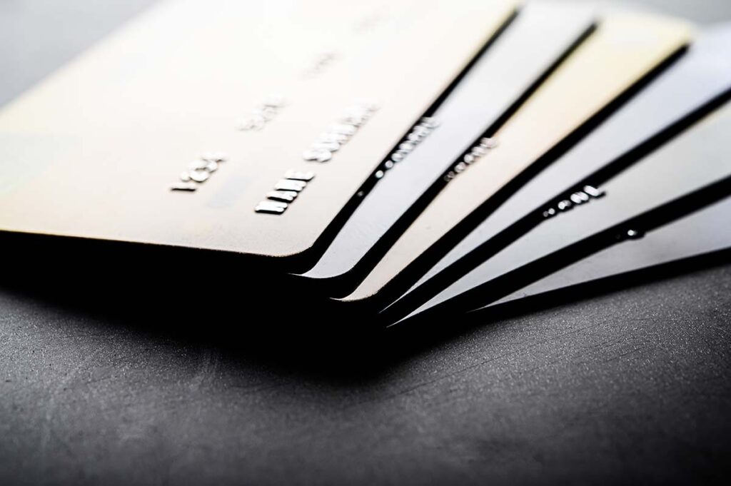 A imagem mostra seis cartões de crédito sobrepostos.