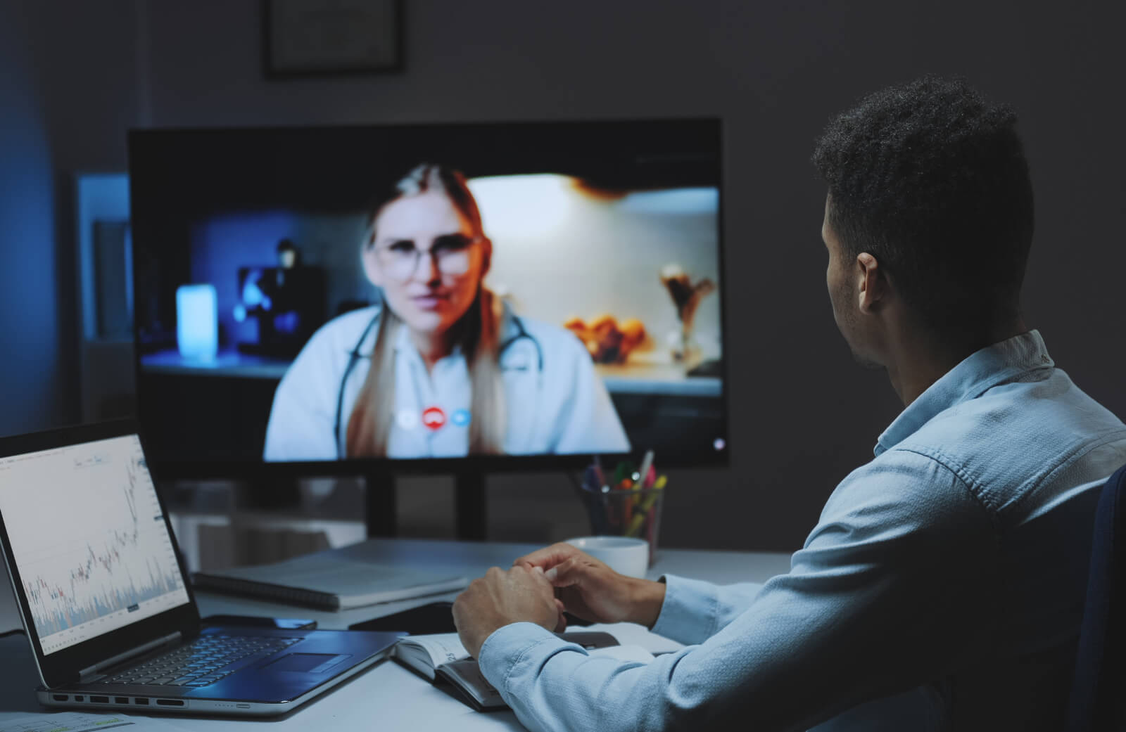 A imagem mostra uma profissional da saúde e seu paciente em uma teleconferência, uma das várias possibilidades abertas pela tecnologia e inovação na área da saúde.