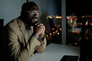 Homem negro reflete sobre a importância da análise de fornecedores.