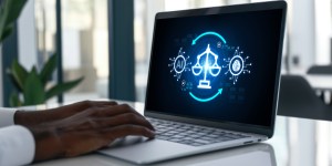 Homem digitando no teclado de um notebook, o qual possui símbolos de direito, IA e um cérebro conectado com setas formando um circulo, trazendo o contexto de compliance digital.