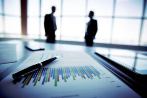 Dois homens conversando sobre diligência prévia em um escritório corporativo.