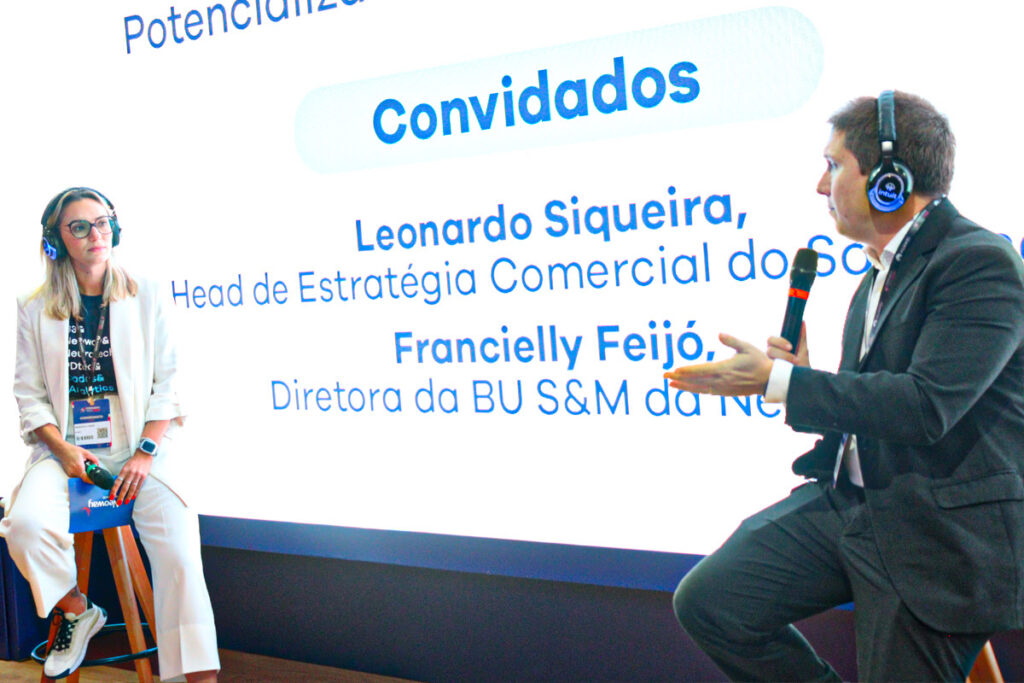 Imagem mostra o bate-papo com Francielly Feijó, diretora da unidade de negócios de Sales & Marketing da Neoway, e Leonardo Siqueira, head de estratégia comercial do Santander, durante a Febraban Tech 2024. 