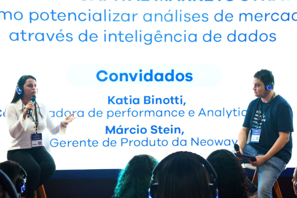 Imagem apresenta Katia Binoti, Coordenadora de Performance e Analytics da XP Investimentos, e o Márcio Stein, Gerente de Produtos da Neoway-B3, na Febraban Tech 2024.