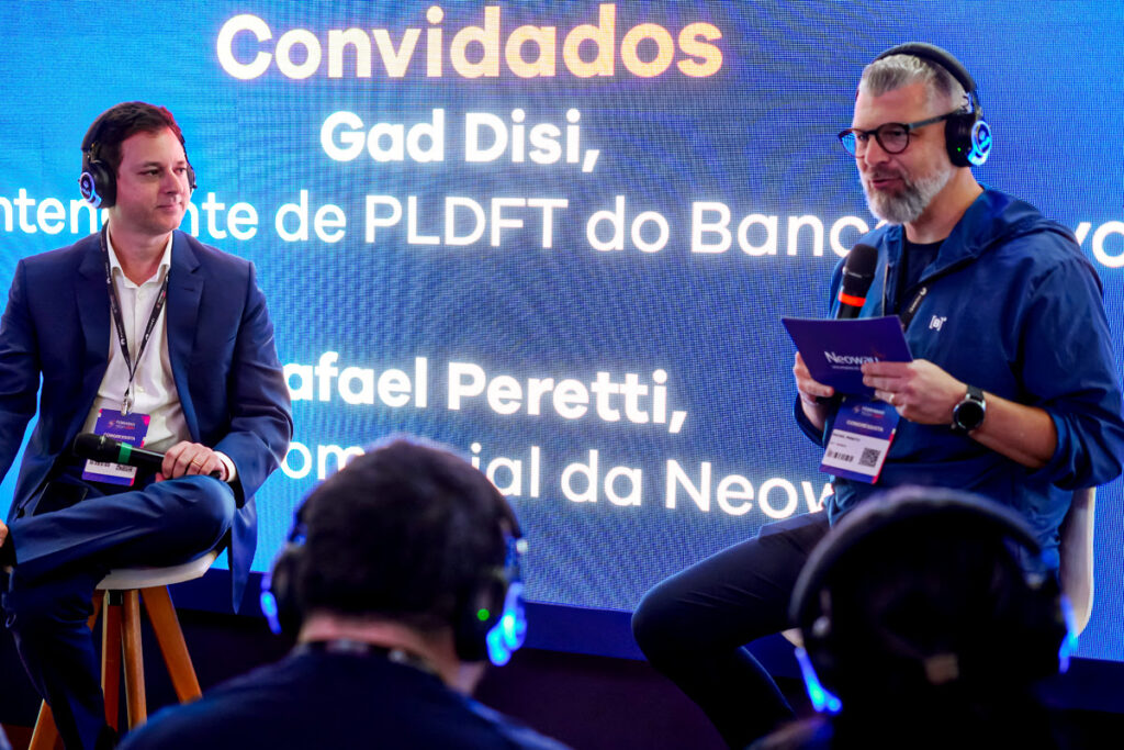 Imagem mostra o diretor comercial da Neoway, Rafael Peretti, conversando com Gad Disi, superintendente de Prevenção à Lavagem de Dinheiro e Financiamento ao Terrorismo (PLDFT) do Banco Daycoval, durante o Febraban Tech 2024.