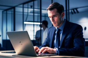 Homem branco digita no teclado do notebook e pesquisa sobre multiplicidade de CPF.