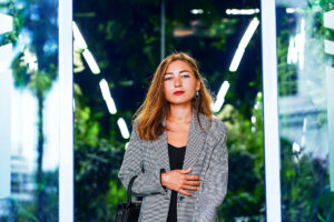 Mulher branca olha para frente enquanto reflete sobre o crescimento sustentável dos negócios.