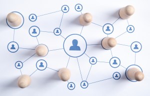 Conexão de vários símbolos, os quais representam pessoas, trazendo o contexto de clusterização de dados.