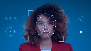 Uma mulher olhando para frente com feição séria, sendo que seu rosto está sendo analisado por alguma ferramenta de reconhecimento facial, trazendo o contexto de validação de identidade.