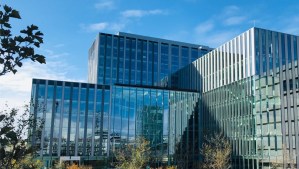 Prédio espelhado em uma área urbana, trazendo o contexto de um hospital como o Einstein,