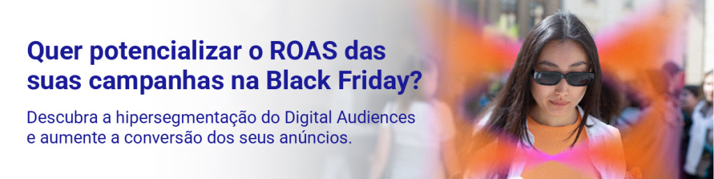 Mulher se óculos escuros andando na rua olhando para baixo, trazendo o contexto da época de Black Friday.