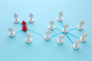 Ilustração mostra bonecos que representam pessoas conectadas a outras, trazendo o contexto de análise de vínculos.