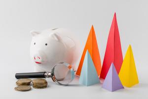 Cones coloridos que representam o crescimento com moedas e cofrinho de porco, trazendo o contexto do mercado de renda fixa no Brasil.